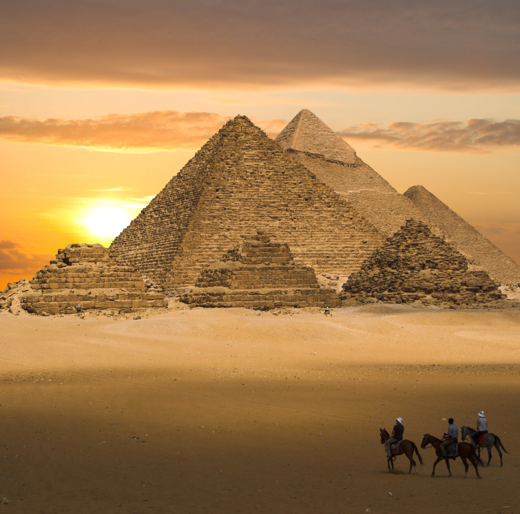 Le piramidi al tramonto
