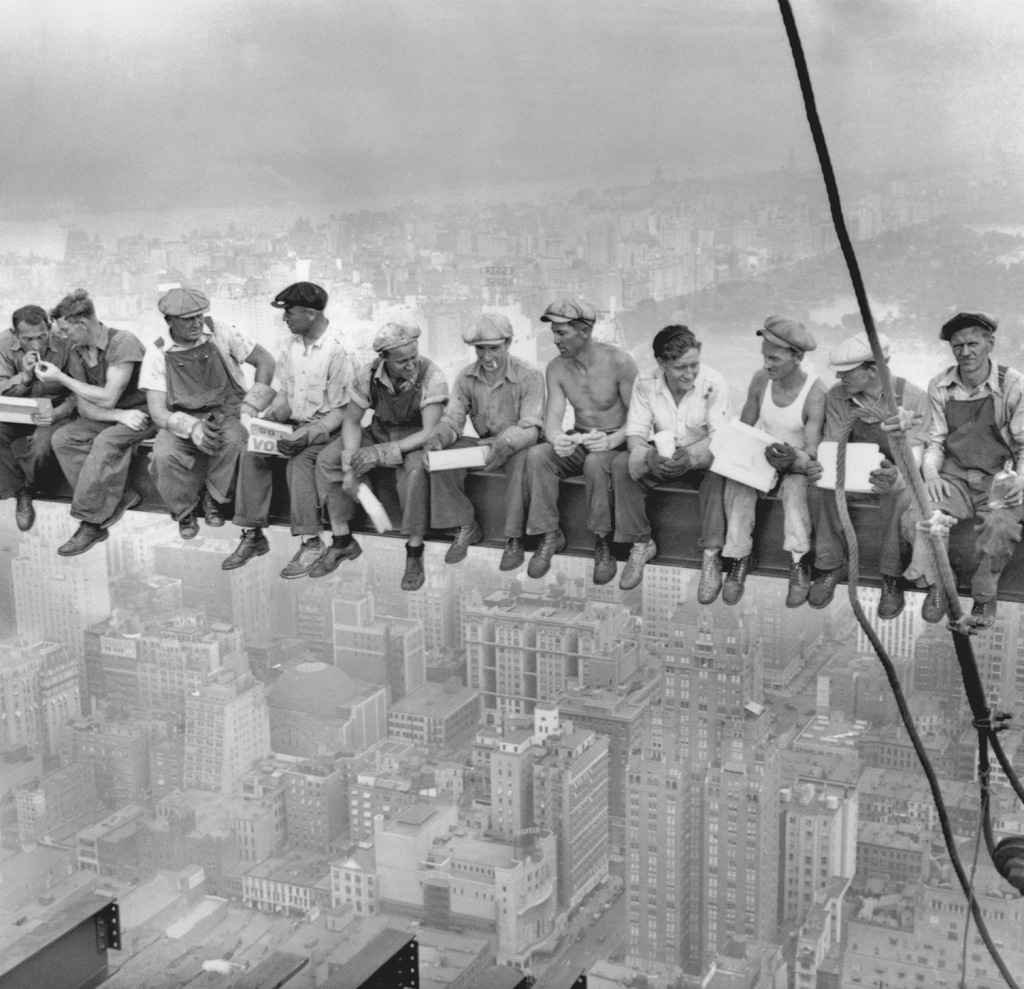 Capitalismo e depressione: pausa pranzo al 65° piano del Rockefeller Centre in costruzione
